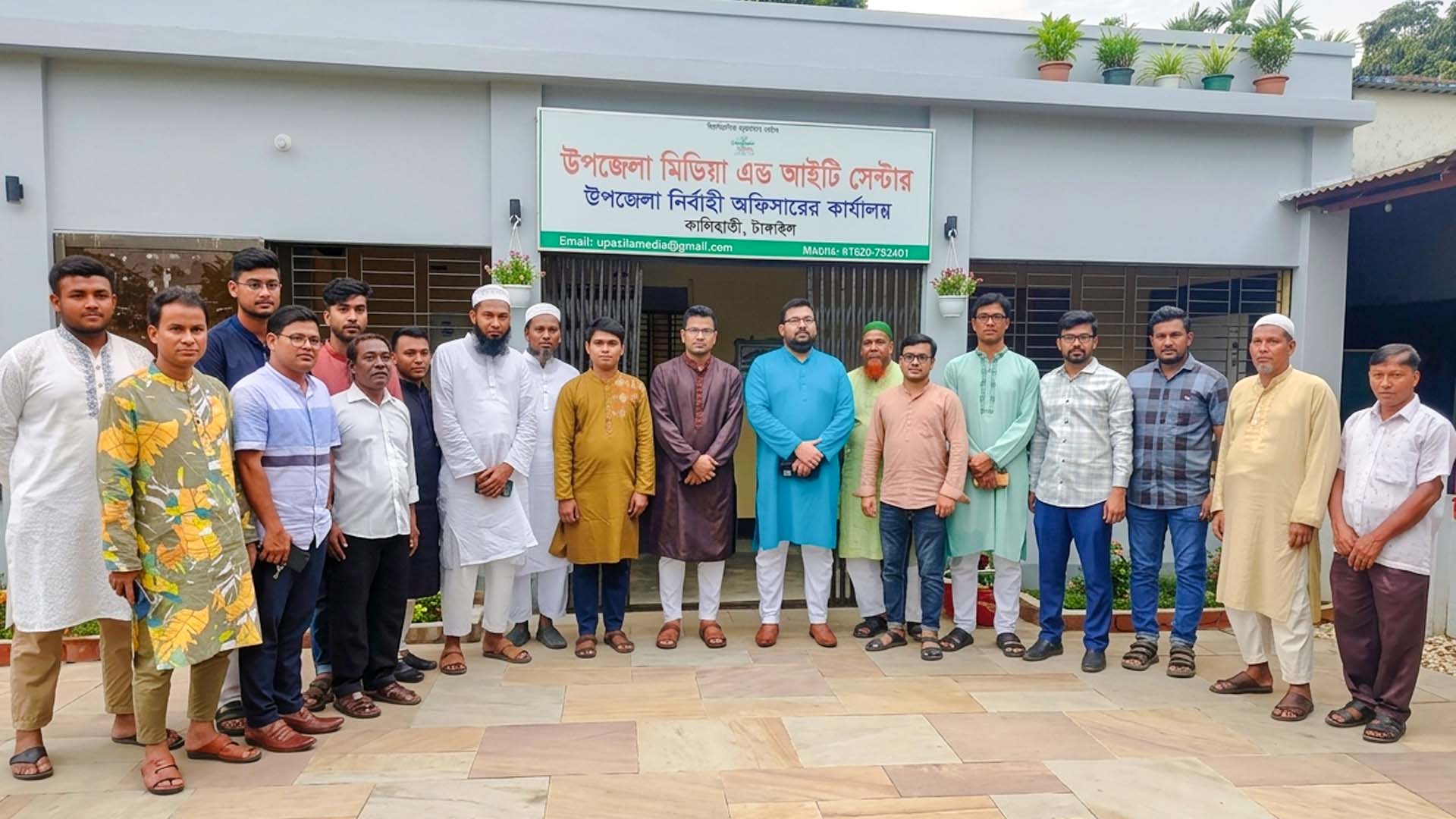উপজেলা মিডিয়া এন্ড আইটি সেন্টার কার্যালয় পরিদর্শন কালে
