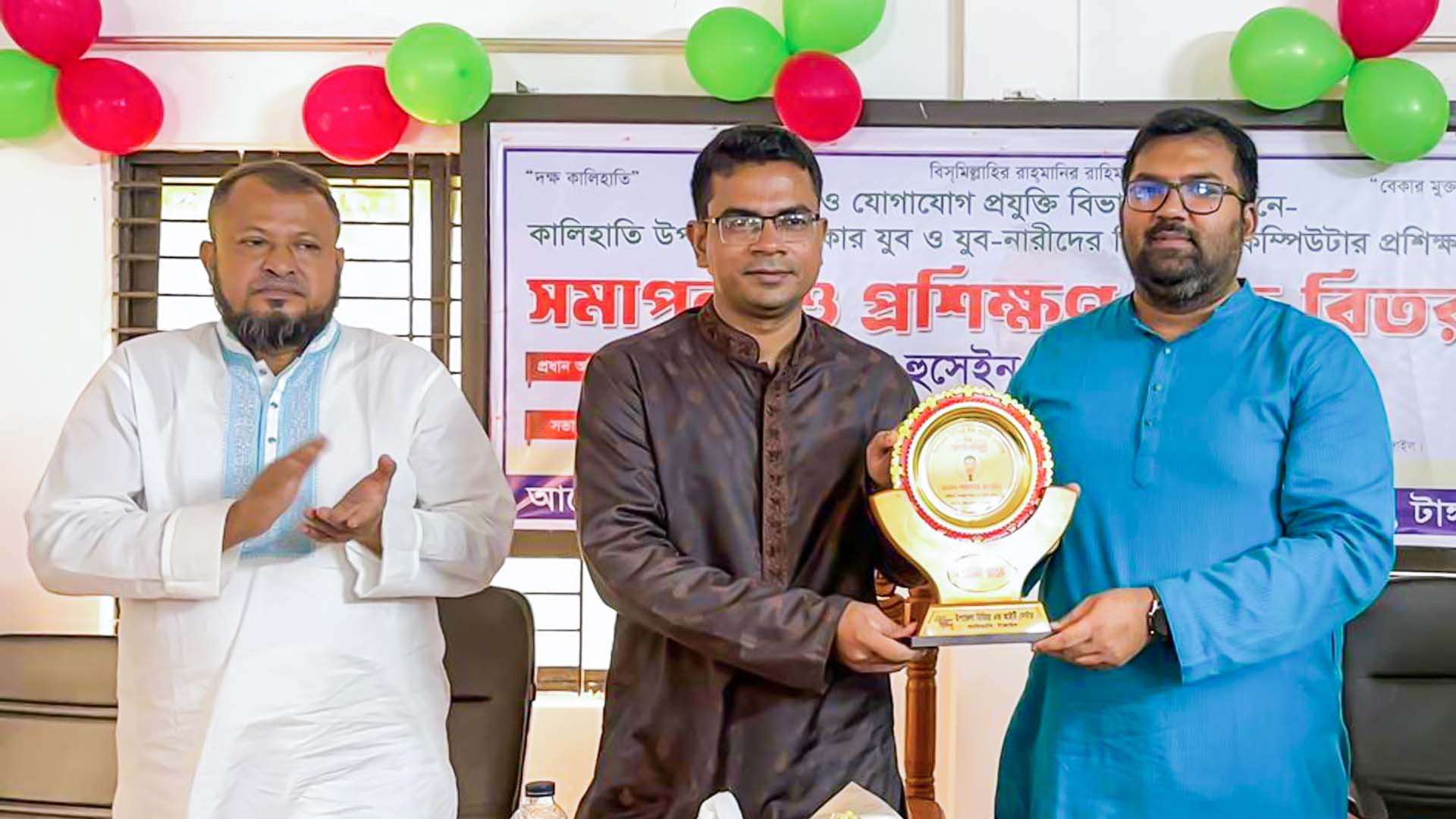 অত্র প্রতিষ্ঠানের সভাপতি মহোদয়- প্রতিষ্ঠাতা মহোদয় কে সম্মাননা স্মারক প্রদান তুলে দিচ্ছেন