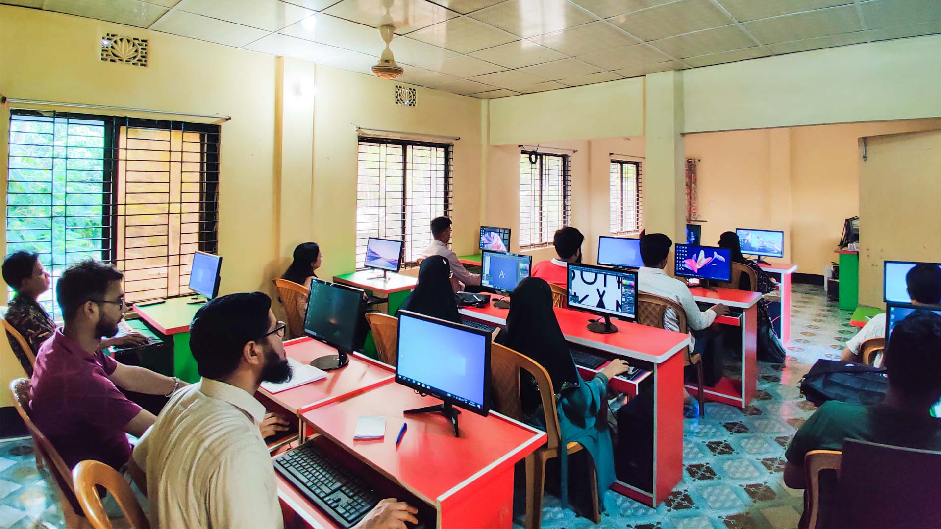 বিনামূল্যে তিন মাস মেয়াদী বেসিক কম্পিউটার প্রশিক্ষণের ক্লাস